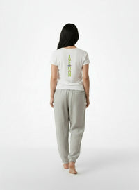 Back pose of the model wearing T-shirt Sport Unisex